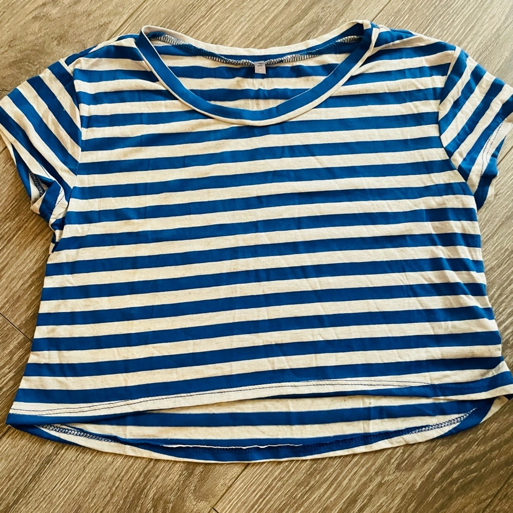 Size S hearts and hips crop shirt